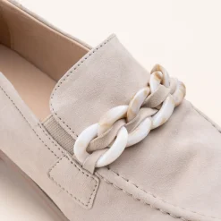 Mocassins BEIGE Femme CUIR Motif Chaîne A Enfiler